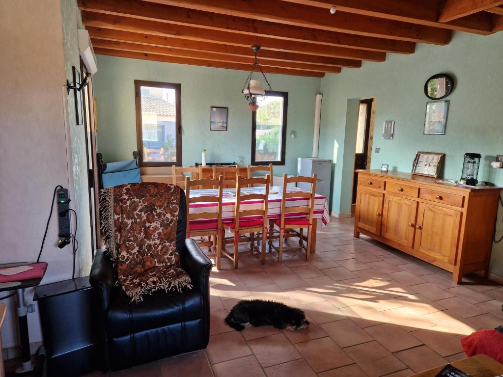 - un salon avec une table et un chat au sol dans l'établissement la mer à 200m, au Grau-dʼAgde