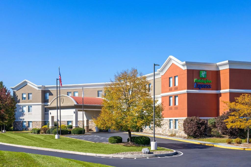 a rendering of the front of a hotel at Holiday Inn Express Harrisburg I-81 - Hershey By IHG in Manadahill