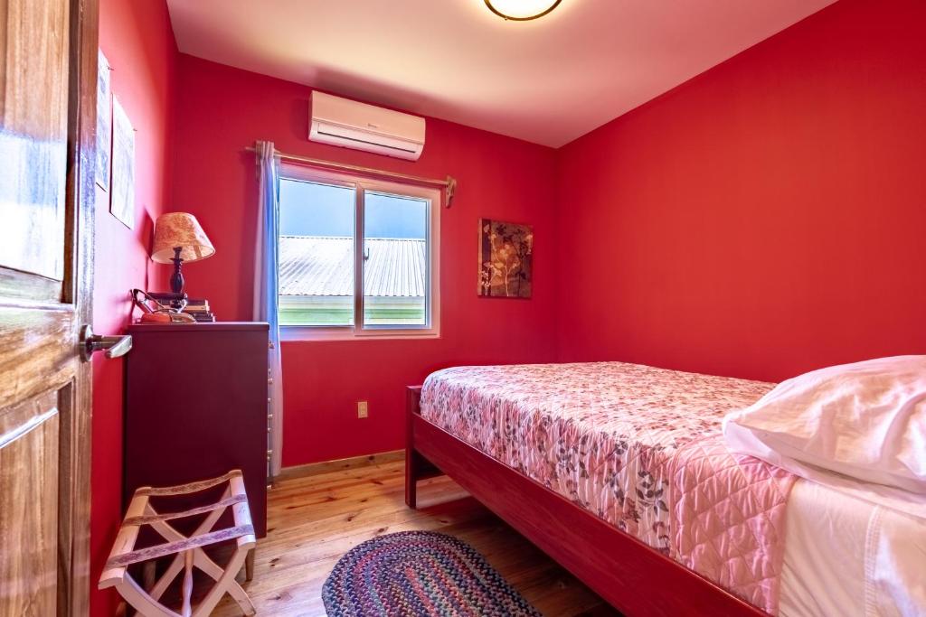 Postel nebo postele na pokoji v ubytování Eureka Home