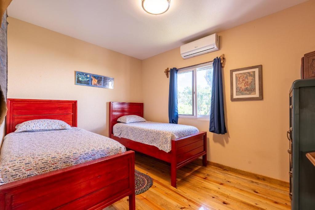 Postel nebo postele na pokoji v ubytování Eureka Home