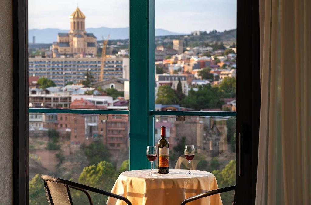 Nespecifikovaný výhled na destinaci Tbilisi nebo výhled na město při pohledu z hotelu