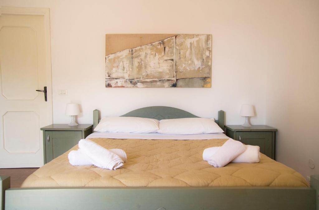 - une chambre avec un lit et 2 oreillers dans l'établissement Casa Santiago, à Agrigente