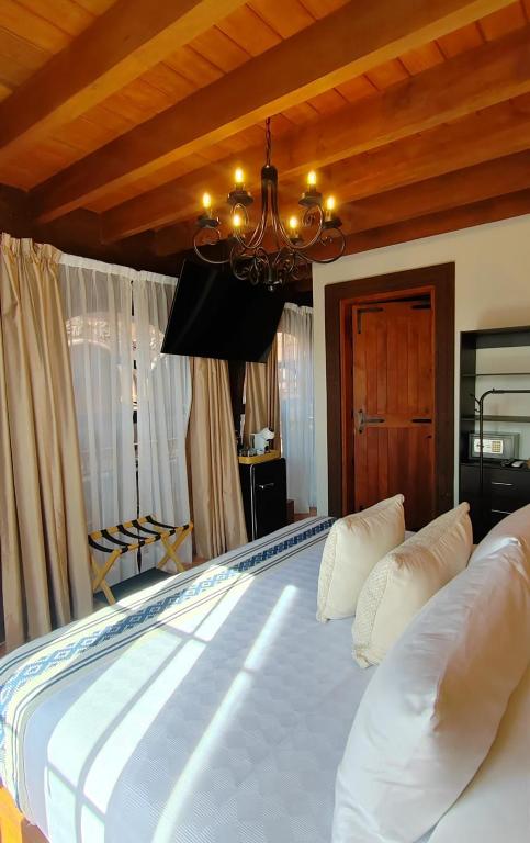 Postel nebo postele na pokoji v ubytování Five Queens Boutique Hotel