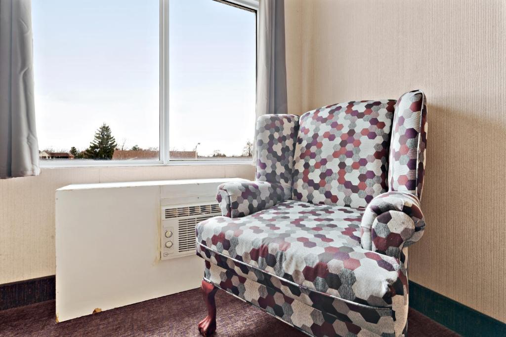 Beach Niagara Lodge & Suites - King Room With Sofa Bed