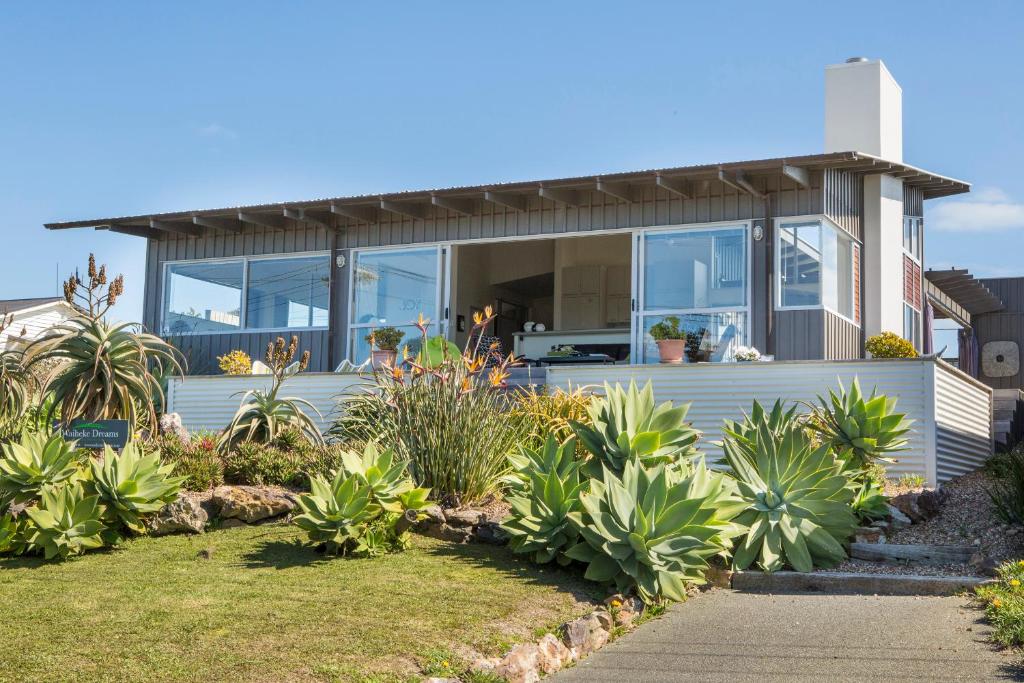 Waiheke IslandにあるView43 Beach Houseの目の前に植物がたくさんある家
