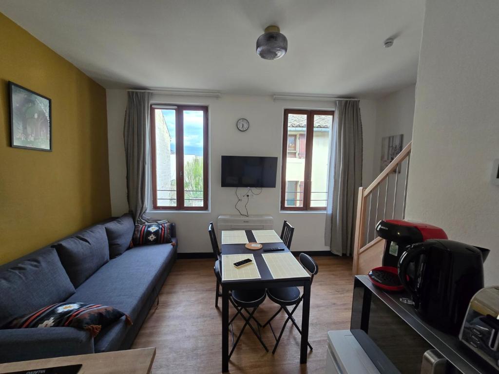 un salon avec un canapé et une table dans l'établissement E2 - Elégant appartement neuf intramuros climatisé, à Avignon