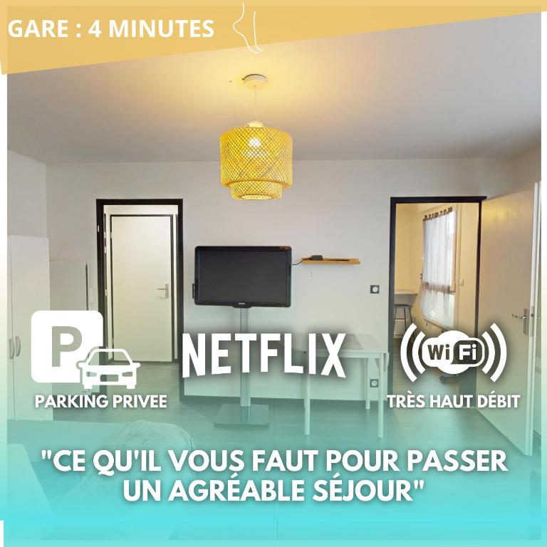 Cette chambre dispose d'une télévision et d'une lampe suspendue. dans l'établissement La perle de Bussy- Grand studio cosy -Parking-Balcon- Disneyland - Paris, à Bussy-Saint-Georges