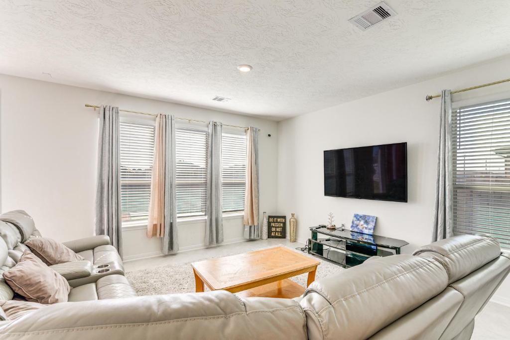 صورة لـ 11 Mi to Beach La Marque Home with Patio! في لا ماركي