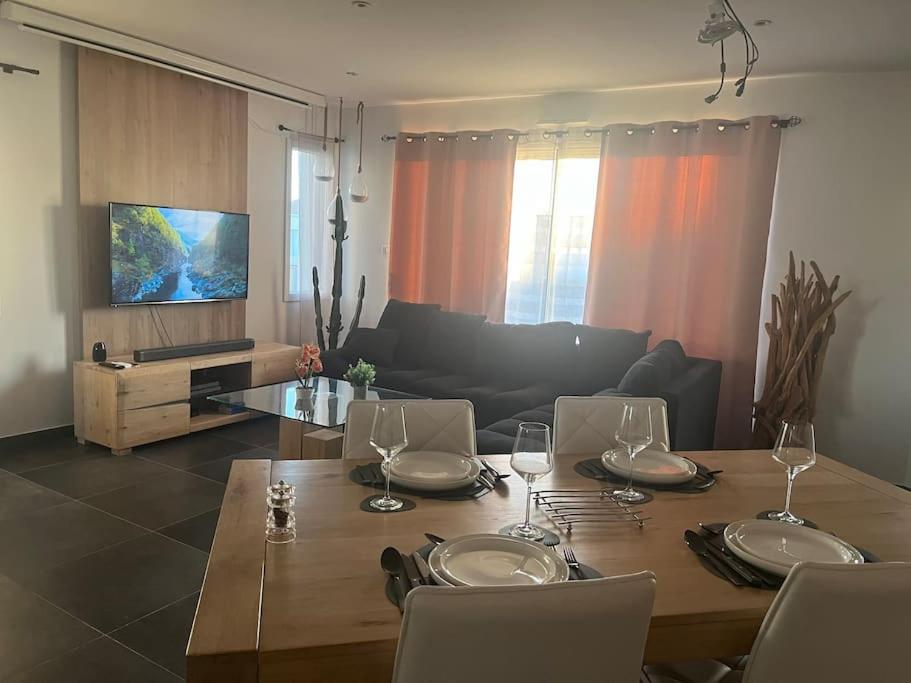Televisyen dan/atau pusat hiburan di Charmante maison près de la mer