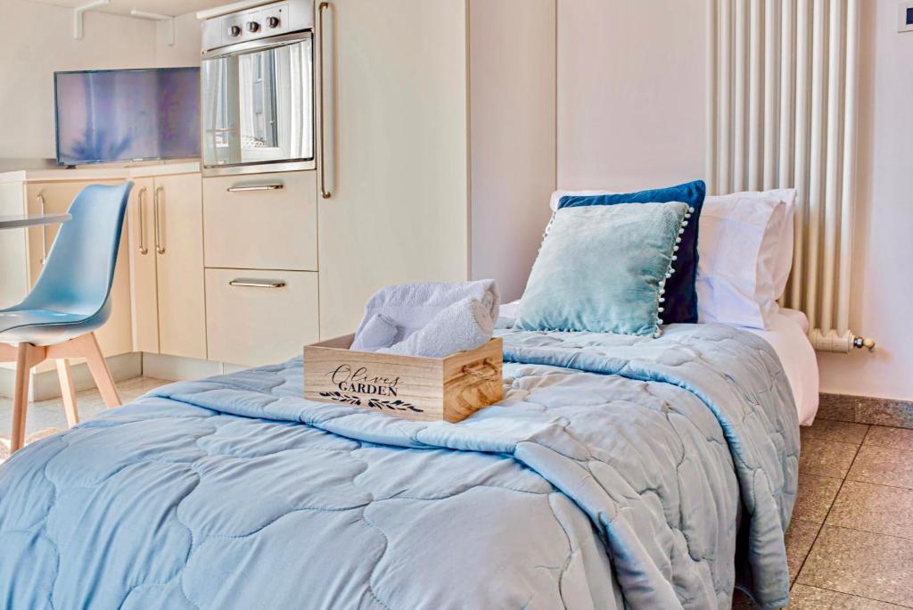 A bed or beds in a room at -Politecnico- Appartamento Classy x5 con Balconi, Vista e Parcheggio Gratuito