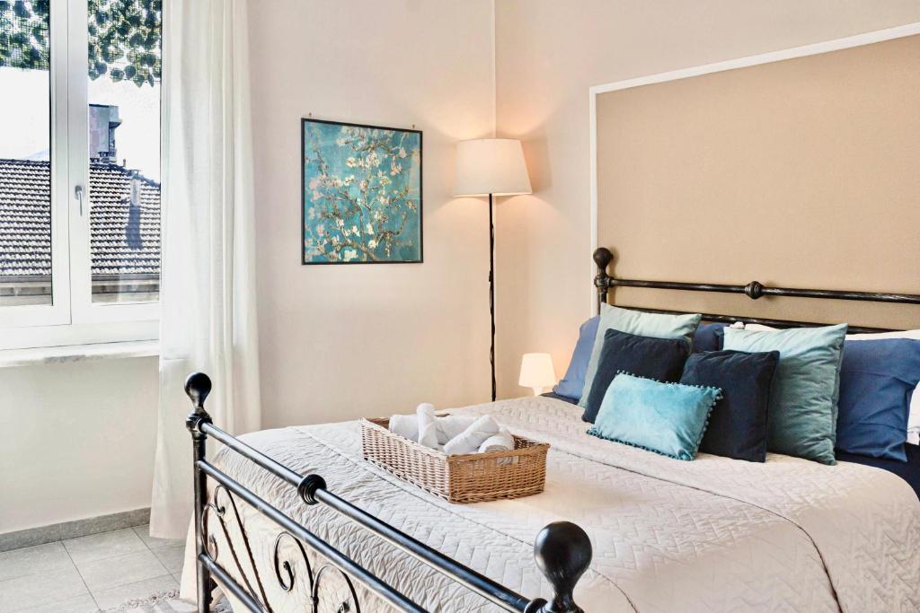 A bed or beds in a room at -Politecnico- Appartamento Classy x5 con Balconi, Vista e Parcheggio Gratuito