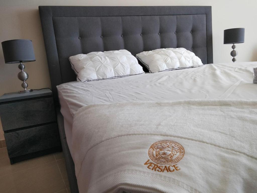Postel nebo postele na pokoji v ubytování Imperial Homes