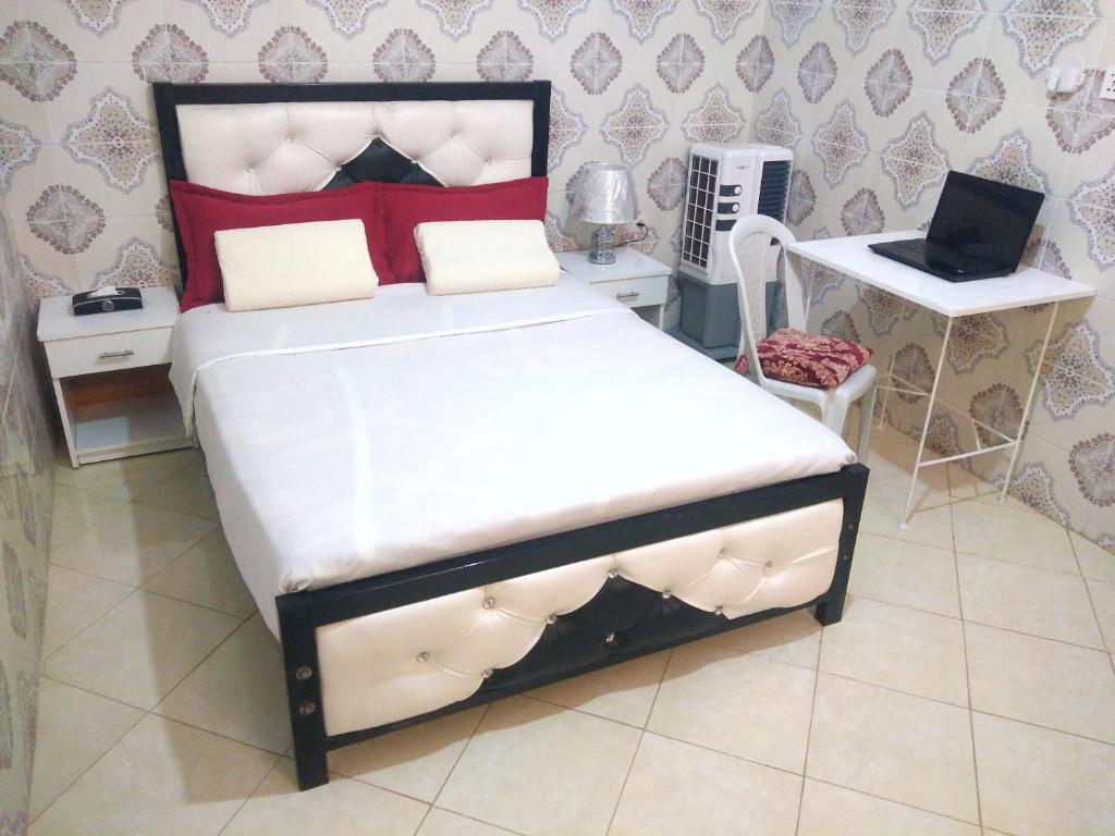Una cama o camas en una habitación de Aziz House 2