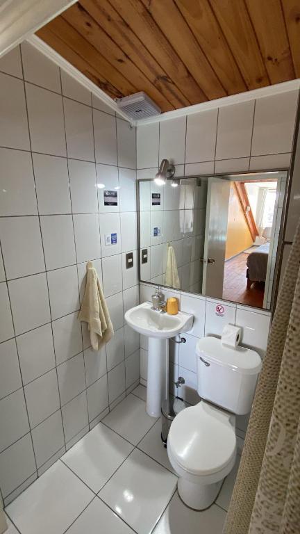 un bagno con un water e un lavandino di Hostal Boutique F a El Quisco