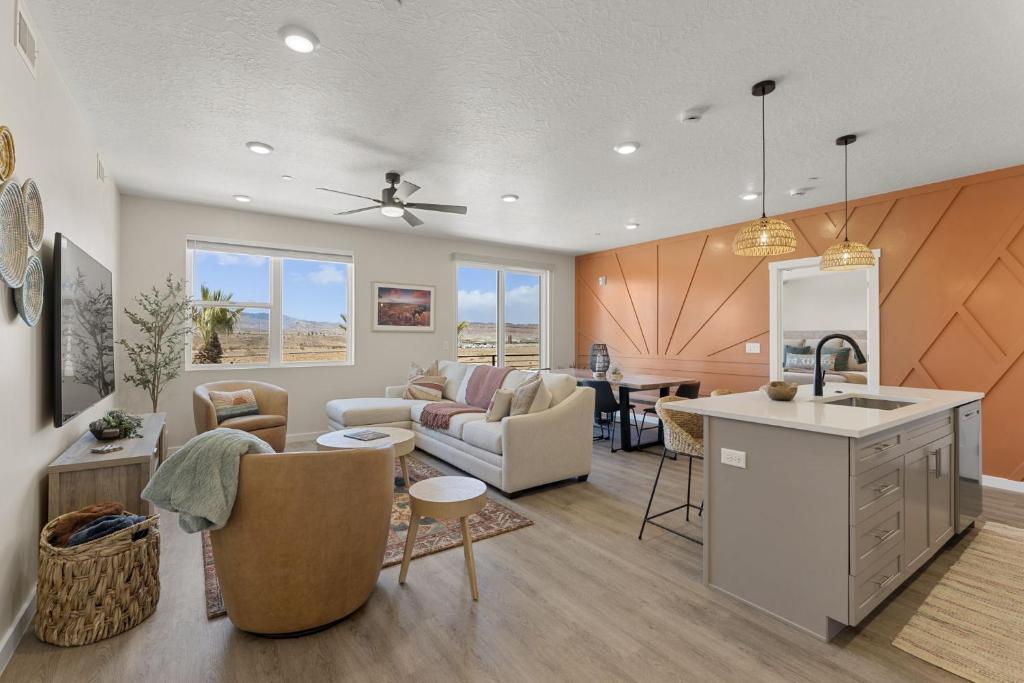 een keuken en woonkamer met een bank en een tafel bij Chasing Sunsets condo in St. George
