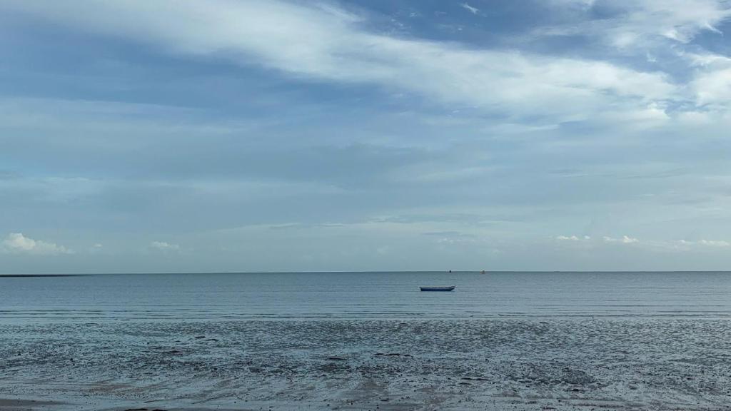 ein Boot mitten im Ozean in der Unterkunft Chalé Leão Marinho Cajueiro da Praia in Cajueiro