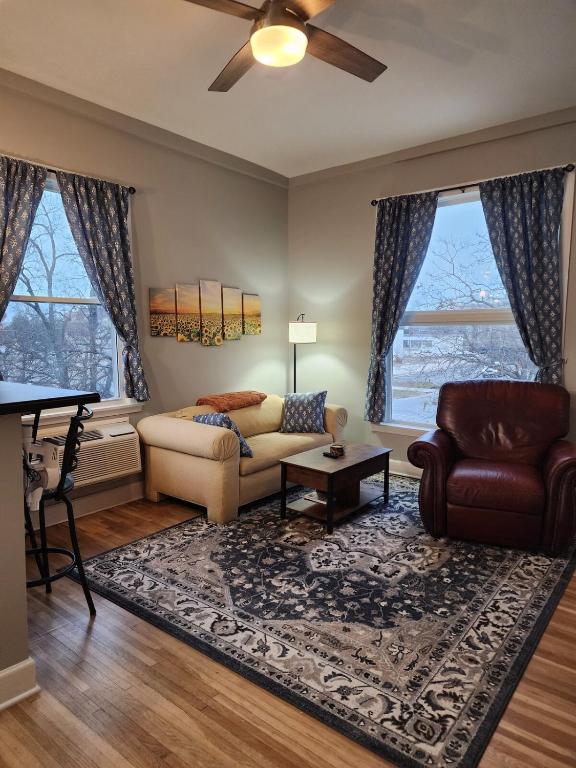 Posezení v ubytování Spacious 2BR Apt Downtown, 2 Blocks from State Capitol
