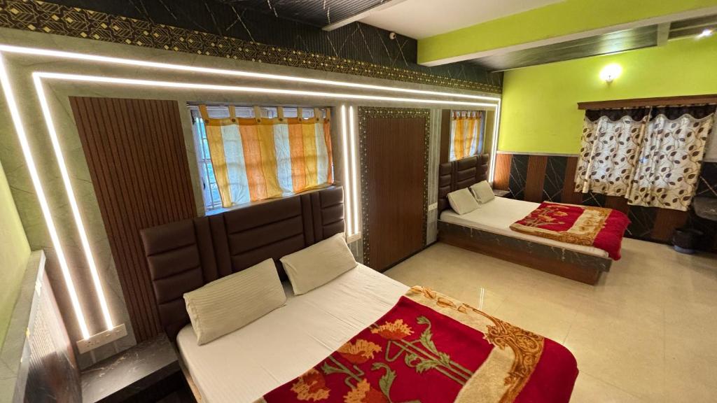 Postel nebo postele na pokoji v ubytování Sri Krishna Residency