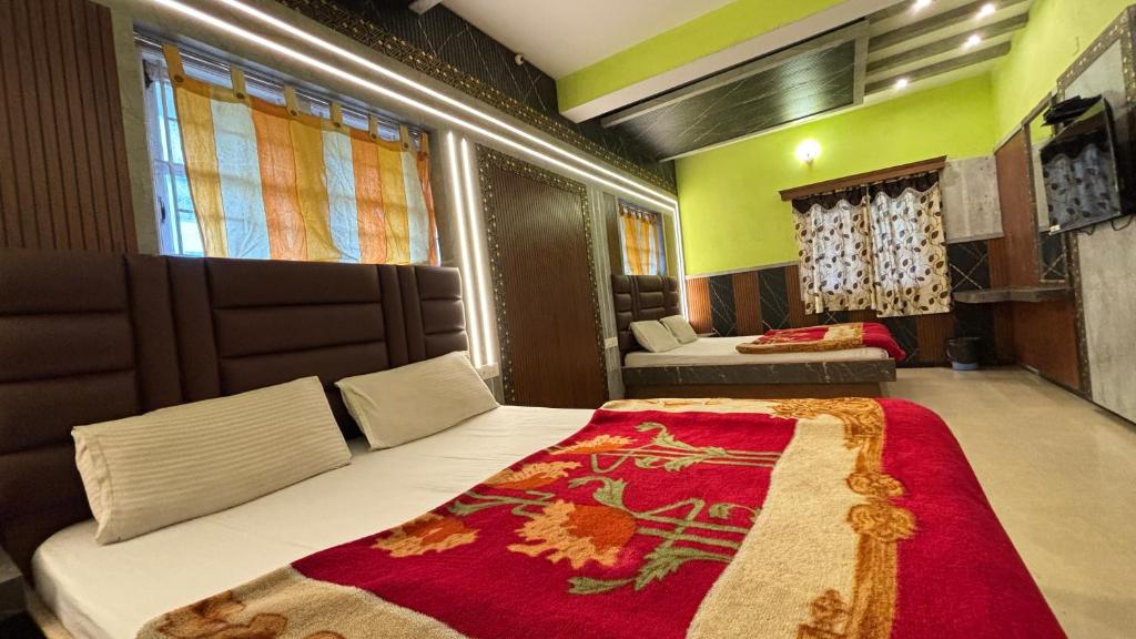 Postel nebo postele na pokoji v ubytování Sri Krishna Residency