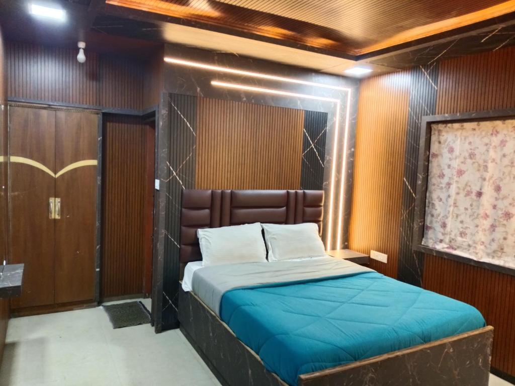 Postel nebo postele na pokoji v ubytování Sri Krishna Residency