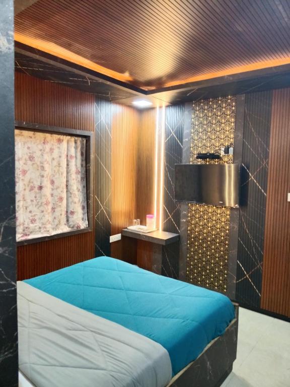 Postel nebo postele na pokoji v ubytování Sri Krishna Residency