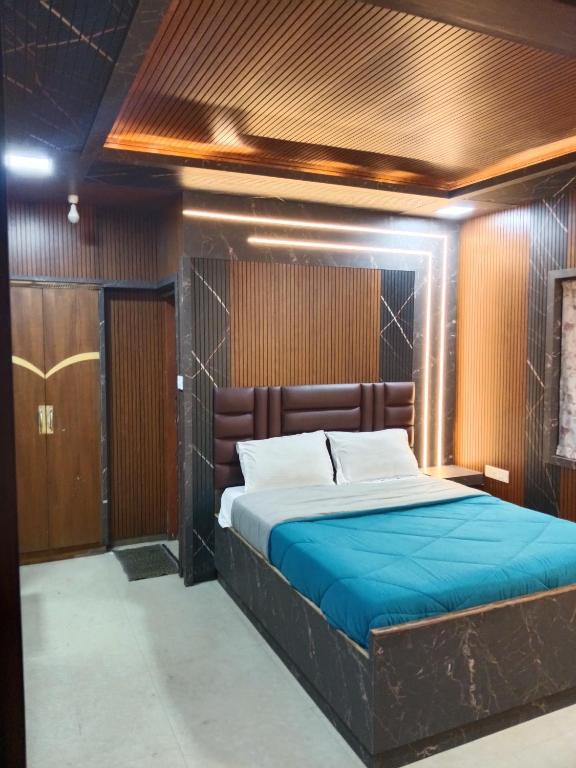 Postel nebo postele na pokoji v ubytování Sri Krishna Residency