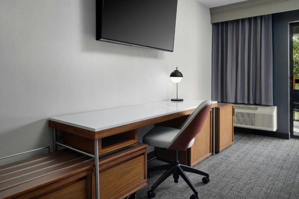 Courtyard by Marriott Stockton - Double Room With Two Double Beds