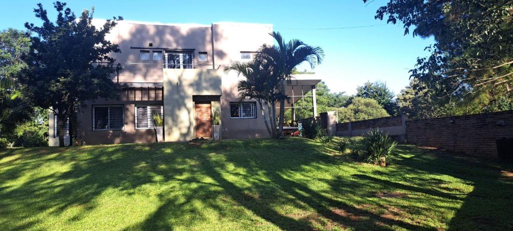 ein Haus mit einer großen Wiese davor in der Unterkunft Casa Rincon Del Lago Candelaria in Candelaria