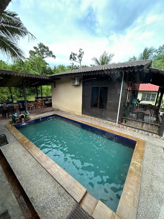 Bazén v ubytování Teratak Nurul Kuala Kangsar with swimming pool - no pork or alcohol nebo v jeho okolí