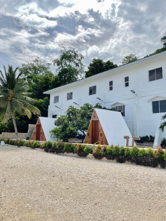 Beachfront · Private Beach Beachfront Hostel - Budget Twin Room