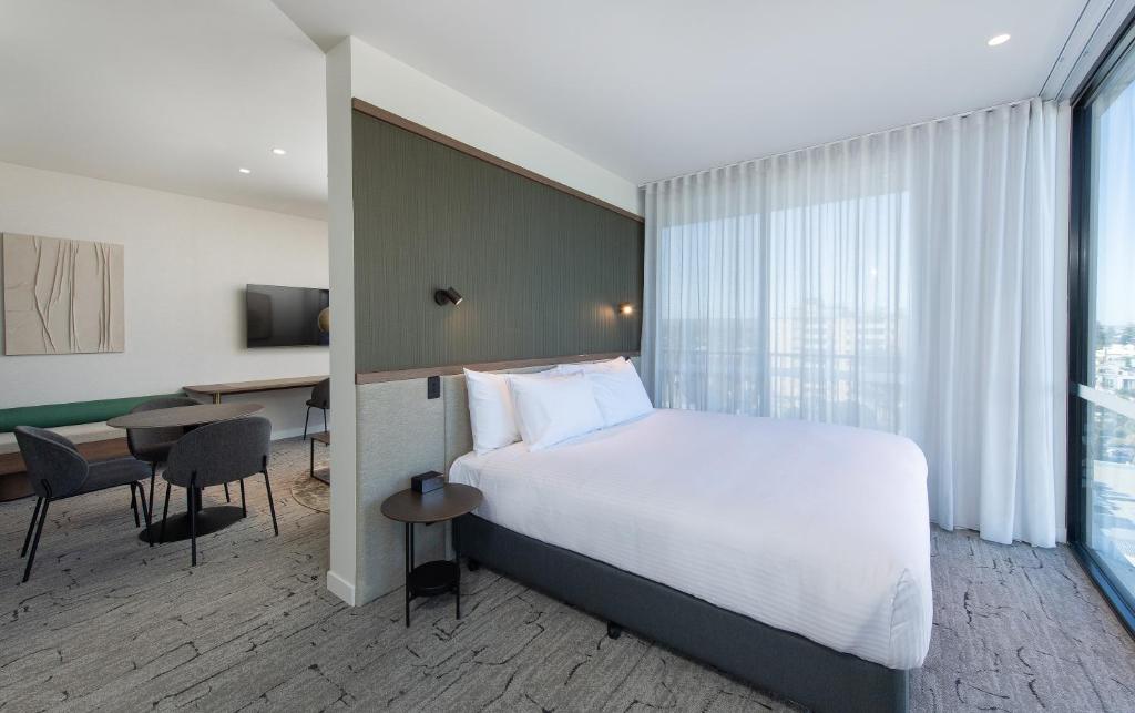 
Deluxe Mosely Square View
