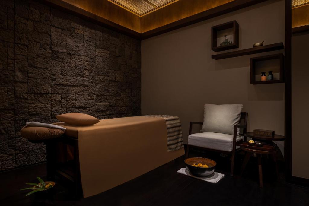 Postel nebo postele na pokoji v ubytování The Garcia Ubud Hotel & Resort