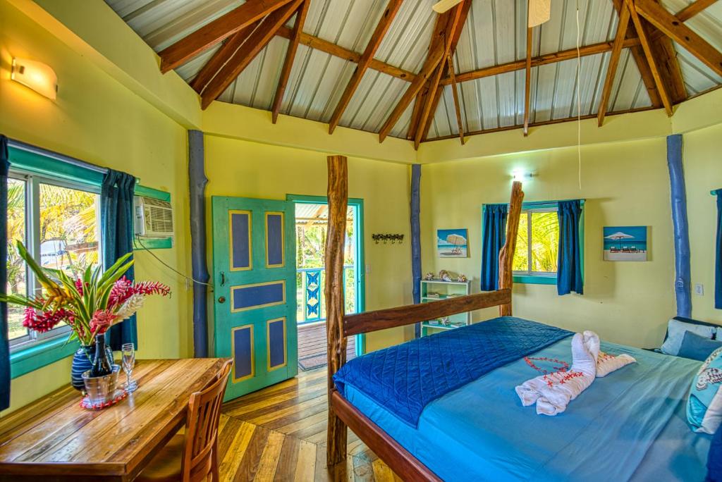 Postel nebo postele na pokoji v ubytování Cosmic Crab Resort