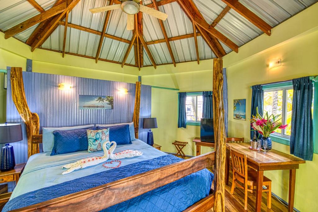 Postel nebo postele na pokoji v ubytování Cosmic Crab Resort