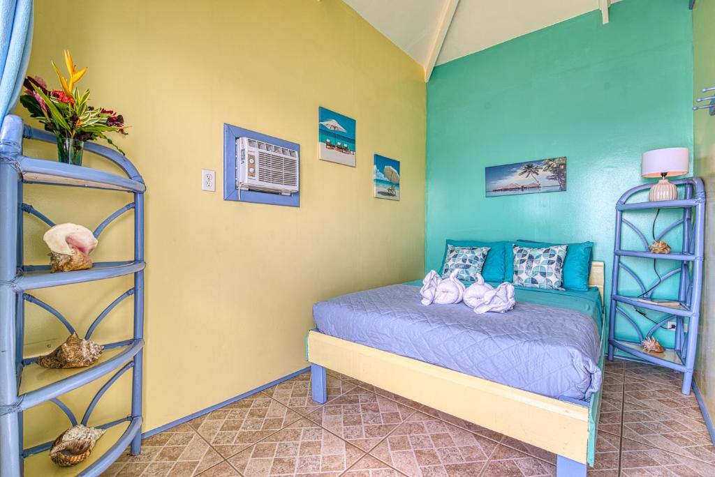 Postel nebo postele na pokoji v ubytování Cosmic Crab Resort