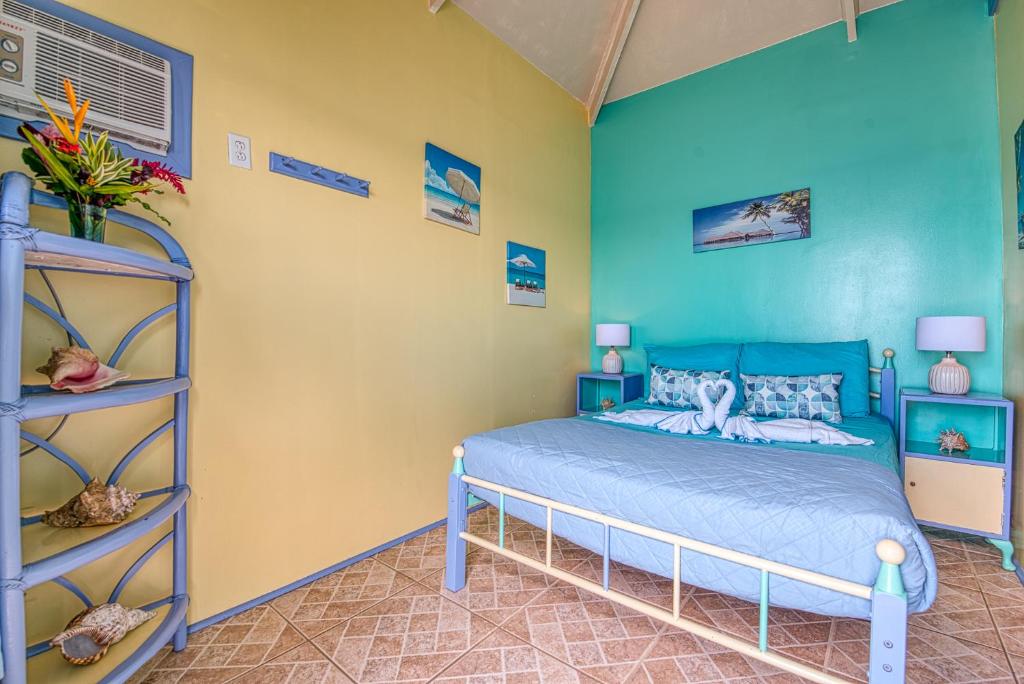 Postel nebo postele na pokoji v ubytování Cosmic Crab Resort