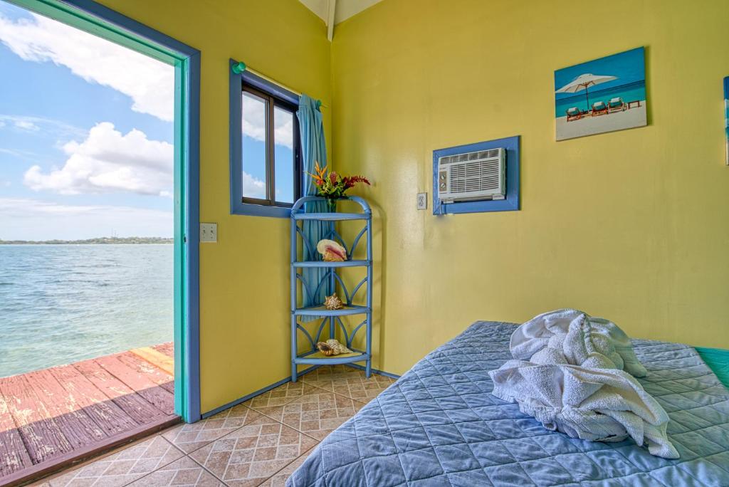 Postel nebo postele na pokoji v ubytování Cosmic Crab Resort
