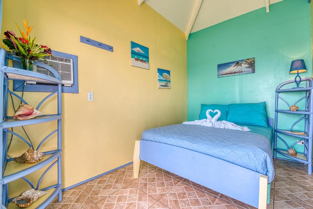 Postel nebo postele na pokoji v ubytování Cosmic Crab Resort