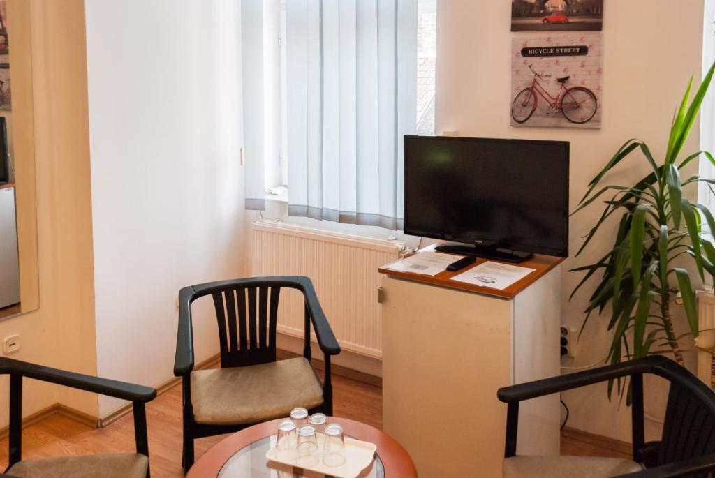 TV a/nebo společenská místnost v ubytování Broadway City Guesthouse