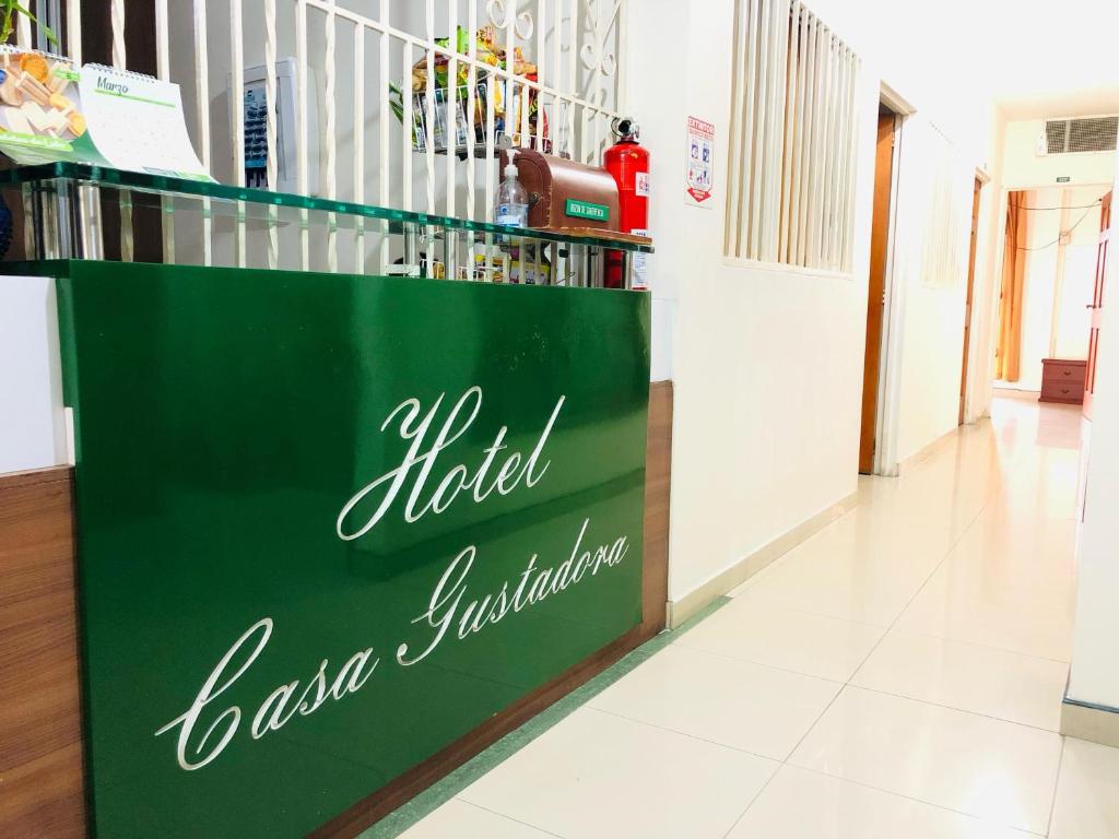 a shop with a green sign in a hallway at Hotel casa gustadora in Cali