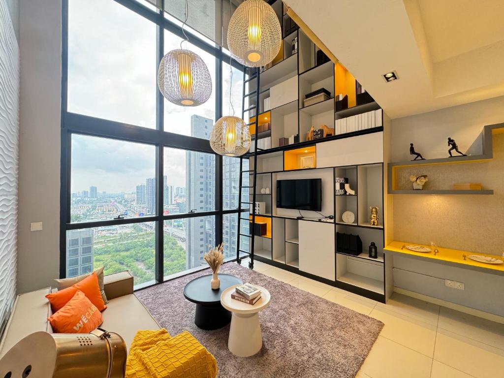 una gran sala de estar con una gran ventana en The Library - Icon City Petaling Jaya, en Petaling Jaya