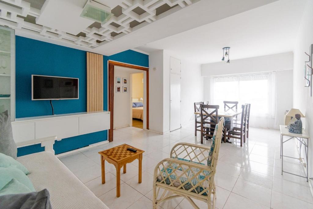 una sala de estar con un sofá y una mesa en BAHÍA NORTE.Tres ambientes con cochera a metros del mar, en Mar del Plata