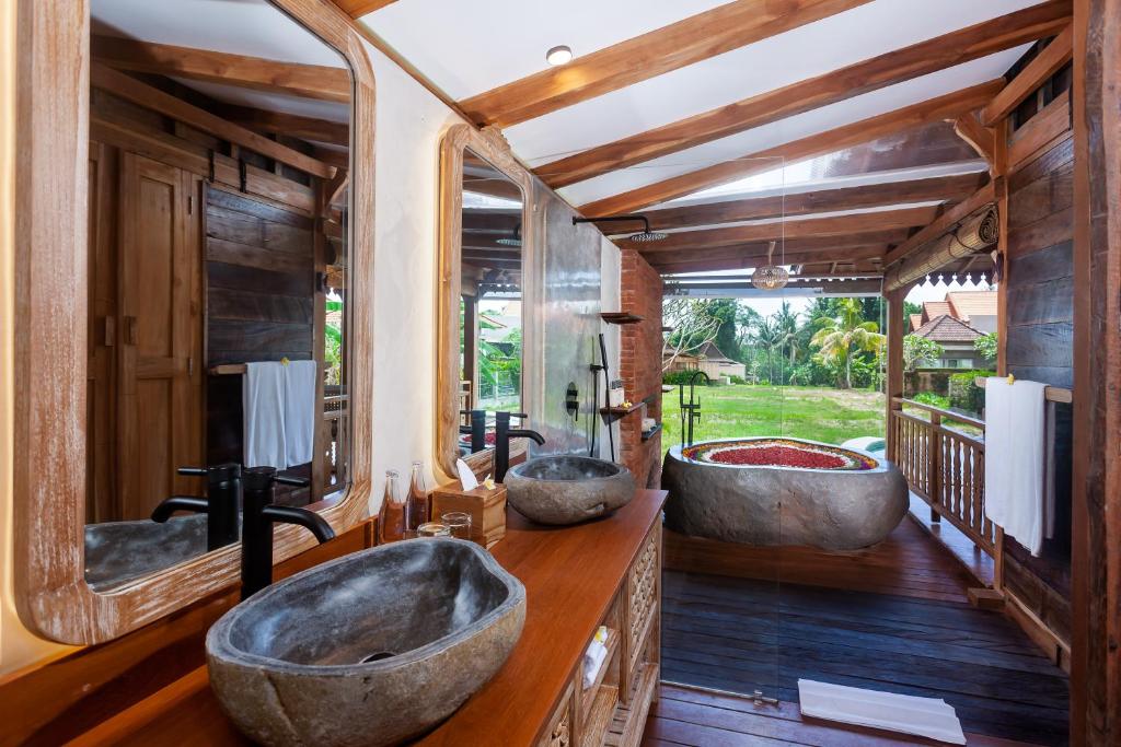 Bazén v ubytování DITUJU Ubud by Pramana Villas nebo v jeho okolí