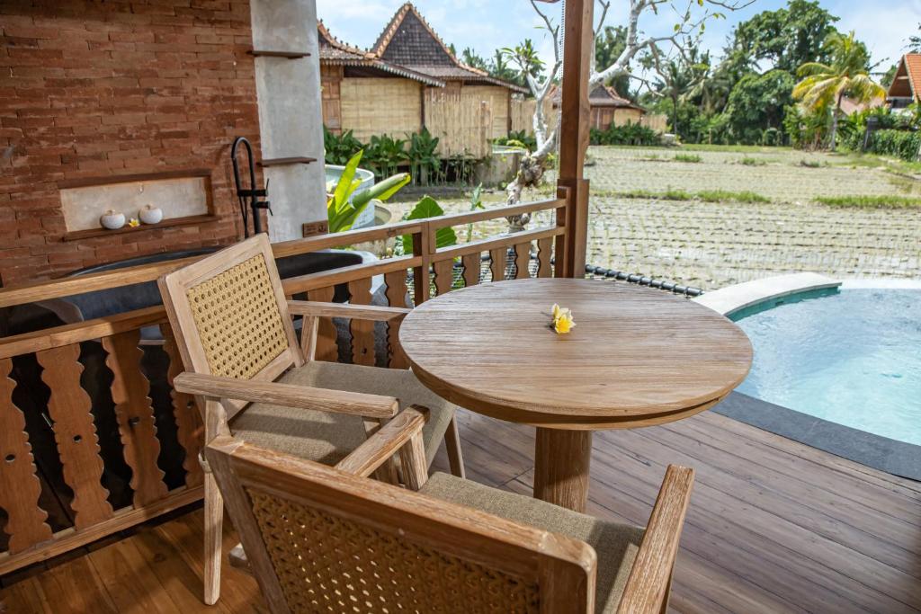 Bazén v ubytování DITUJU Ubud by Pramana Villas nebo v jeho okolí