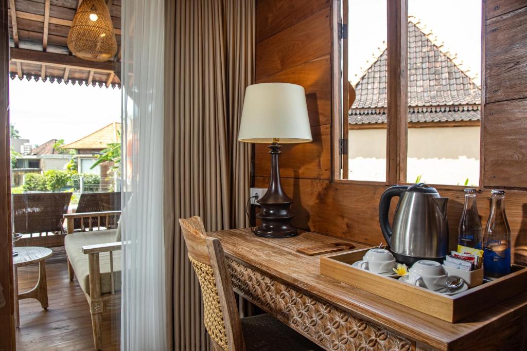 Příslušenství pro přípravu čaje a kávy v ubytování DITUJU Ubud by Pramana Villas