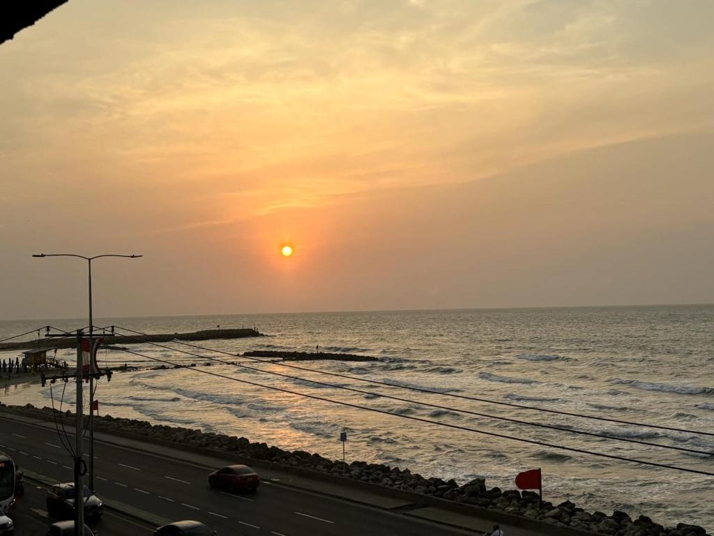 a sunset over the ocean and a road at Casa Grace Apto con vista al mar in Cartagena de Indias