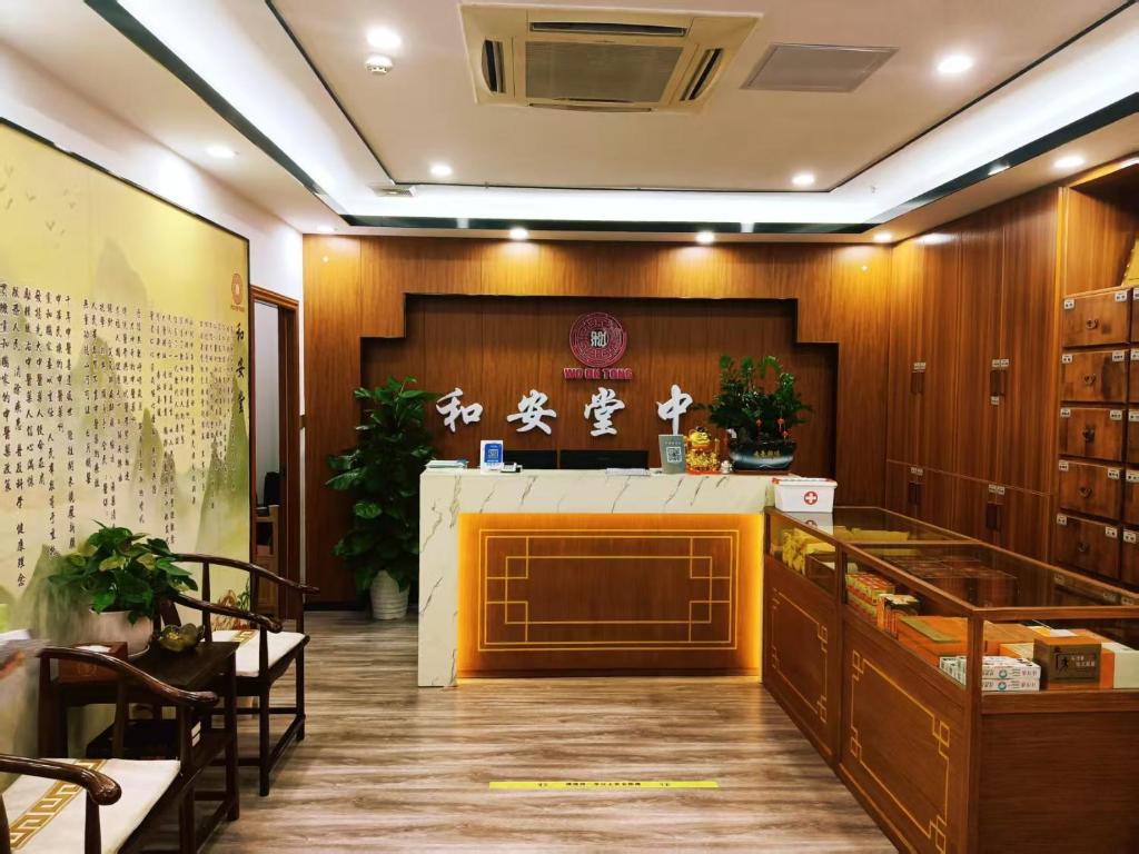 Vstupní hala nebo recepce v ubytování Lucky Holiday International Hotel Pazhou Convention and Exhibition Center Zhujiang New Town Branch - Free Shuttle Bus to Canton Fair Complex During Canton Fair Period & Overseas Buyers Registration Service & Free VPN Internet Access