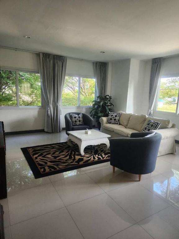Posezení v ubytování ibeyond Apartment Romklao Suvarnabhumi