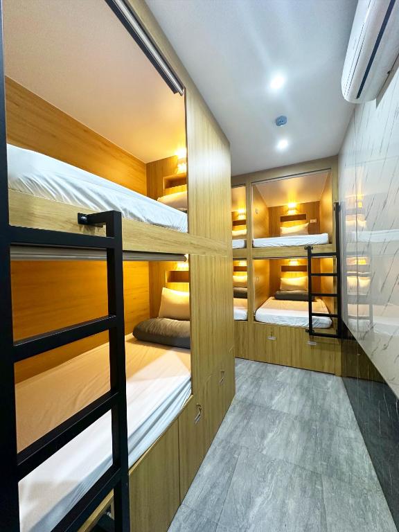 Postel nebo postele na pokoji v ubytování Hanoi Backpackers Lodge