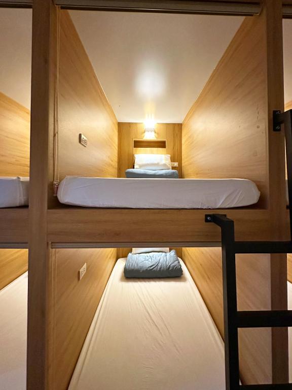 Postel nebo postele na pokoji v ubytování Hanoi Backpackers Lodge